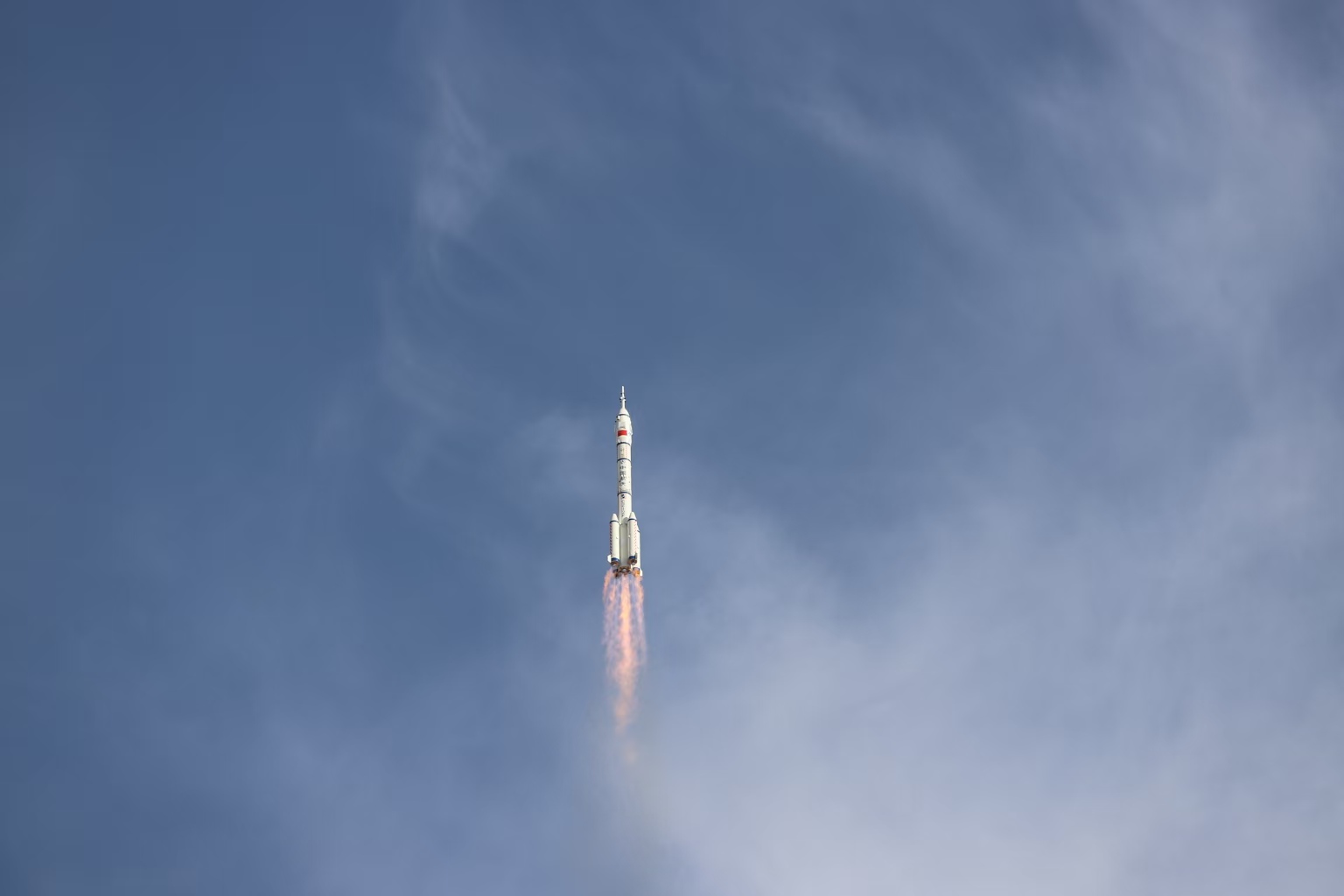 長征二號F遙二十運(yùn)載火箭點(diǎn)火發(fā)射。人民網(wǎng)記者 黃帆攝