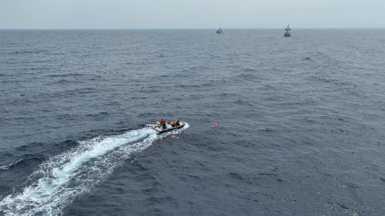 4月23日，中越海警開展海上聯(lián)合搜救演練，模擬營救落水人員。（中國海警供圖）