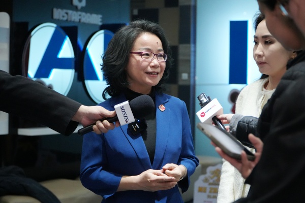 沈敏娟大使接受中蒙主流媒體采訪。中國(guó)駐蒙古國(guó)使館供圖