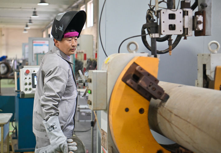 在中石化第四建設(shè)有限公司工匠學(xué)院，全國(guó)人大代表、中石化第四建設(shè)有限公司工匠學(xué)院焊接教練張振連操作自動(dòng)焊機(jī)（2025年2月21日攝）。新華社記者 孫凡越 攝