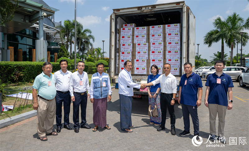 藥品交付儀式現(xiàn)場(chǎng)-人民網(wǎng)記者謝佳君攝