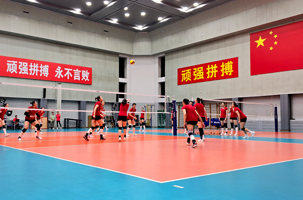 4月28日，中國(guó)女排在主教練趙勇的帶領(lǐng)下進(jìn)行訓(xùn)練。人民網(wǎng)記者 胡雪蓉?cái)z