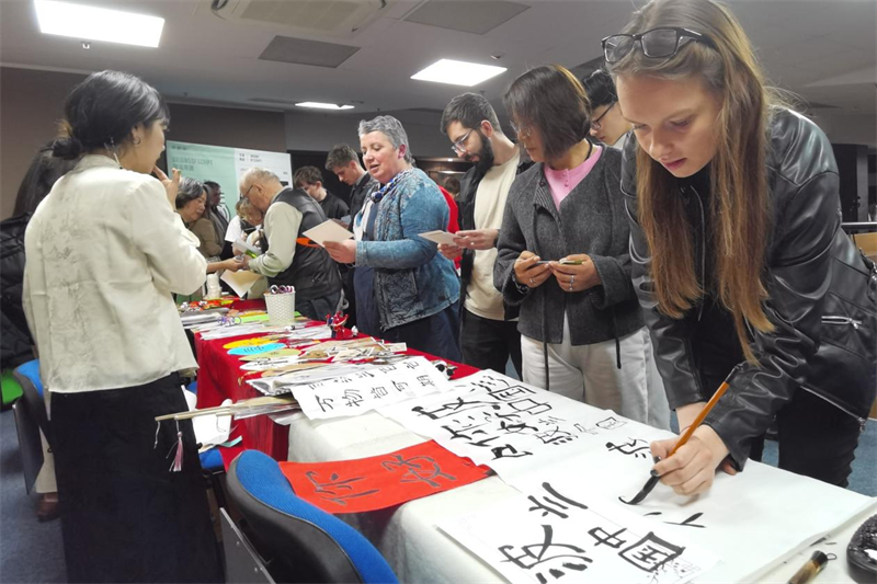 現(xiàn)場來賓體驗(yàn)中國傳統(tǒng)文化。中國駐波蘭大使館供圖。