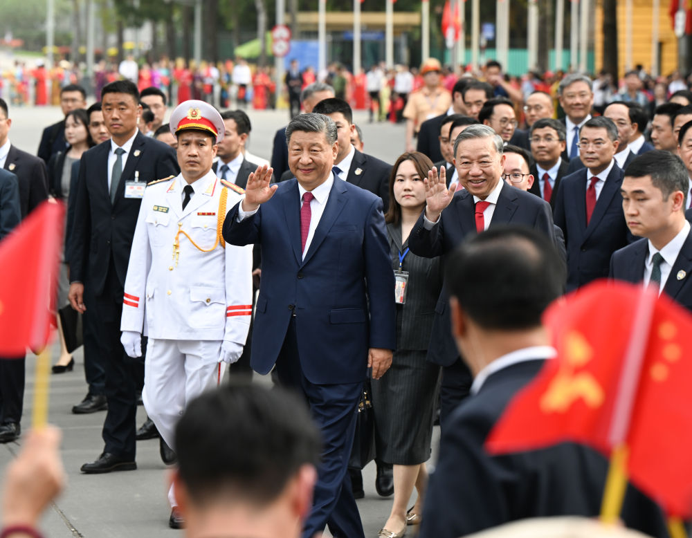 4月14日，中共中央總書(shū)記、國(guó)家主席習(xí)近平抵達(dá)河內(nèi)對(duì)越南進(jìn)行國(guó)事訪問(wèn)。當(dāng)日下午，越共中央總書(shū)記蘇林為習(xí)近平舉行隆重歡迎儀式。這是歡迎儀式后，習(xí)近平和蘇林一同步行前往越共中央駐地舉行會(huì)談時(shí)，向歡迎人群揮手致意。新華社記者 張領(lǐng) 攝