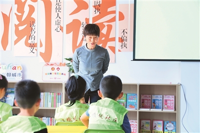 田桂月帶領(lǐng)孩子共讀繪本《點(diǎn)》。李澤罡攝