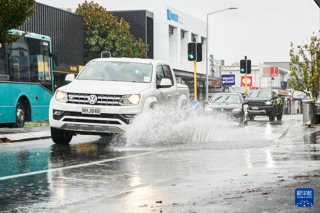 5月1日，汽車行駛在新西蘭南島城市克賴斯特徹奇的街頭。新華社發(fā)（陳思雨蒙 攝）