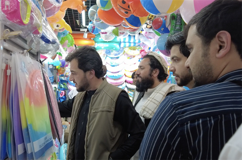 代表團(tuán)在義烏國(guó)際商貿(mào)城參觀。CGTN記者 楊剛攝