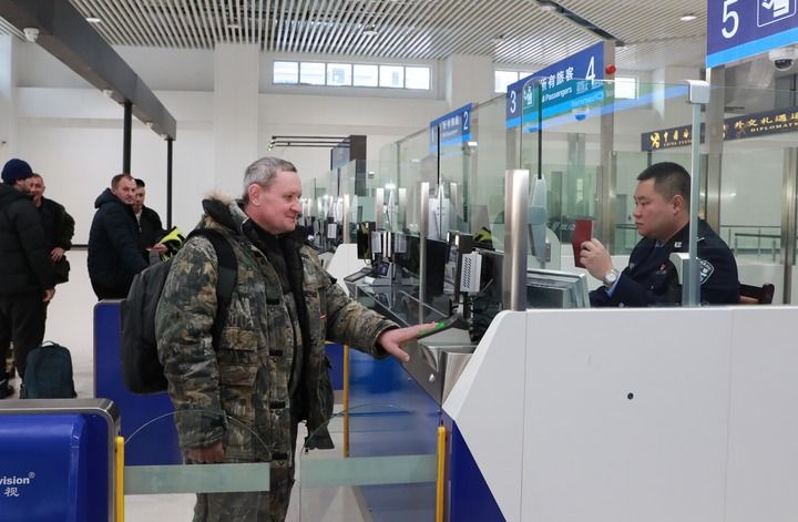 2024年12月10日，在黑河公路口岸旅檢大廳，黑河出入境邊防檢查站民警為首班次客車入境旅客辦理邊檢通關手續(xù)。當日，中國黑河公路口岸—俄羅斯卡尼庫爾干公路口岸旅客運輸正式開通。新華社發(fā)（劉松攝）