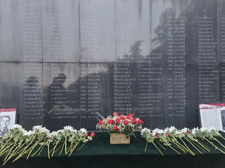 在南京抗日航空烈士紀念館鐫刻有蘇聯(lián)籍抗日航空英烈名錄的紀念碑前，擺放著人們獻上的鮮花（2024年11月22日攝）。新華社記者 邱冰清 攝