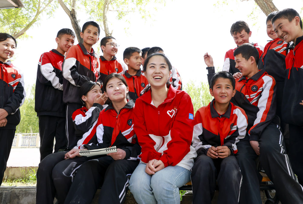 4月23日，在新疆克州阿圖什市哈拉峻鄉(xiāng)謝依特小學(xué)，支教教師高淑賢和學(xué)生們在一起。