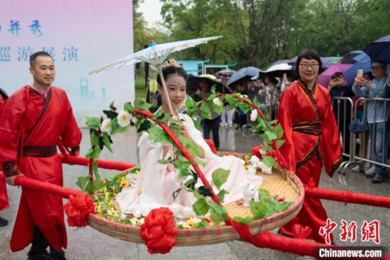 浙江杭州:立夏民俗活動(dòng)吸引游人