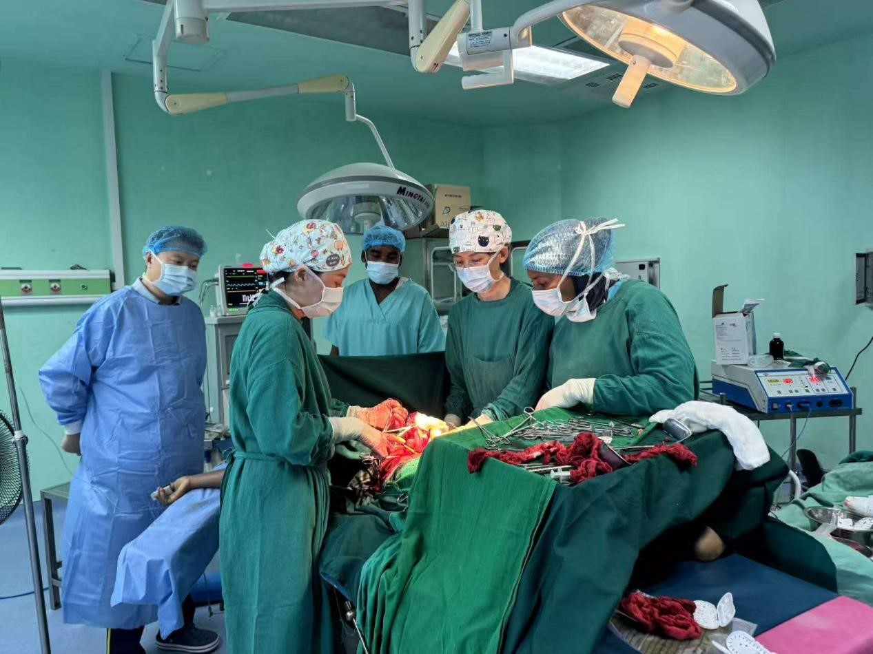 中國醫(yī)療隊專家與當(dāng)?shù)蒯t(yī)生協(xié)同手術(shù)。中國援桑醫(yī)療隊供圖
