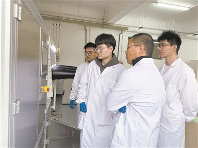 圖為安工大材料科學(xué)與工程學(xué)院碩士研究生余威（右一）在實(shí)驗(yàn)室開展研究。安工大供圖