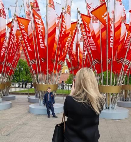 當(dāng)?shù)貢r間5月7日下午，莫斯科紅場外，紀念蘇聯(lián)偉大衛(wèi)國戰(zhàn)爭勝利80周年慶典旗幟飄揚。