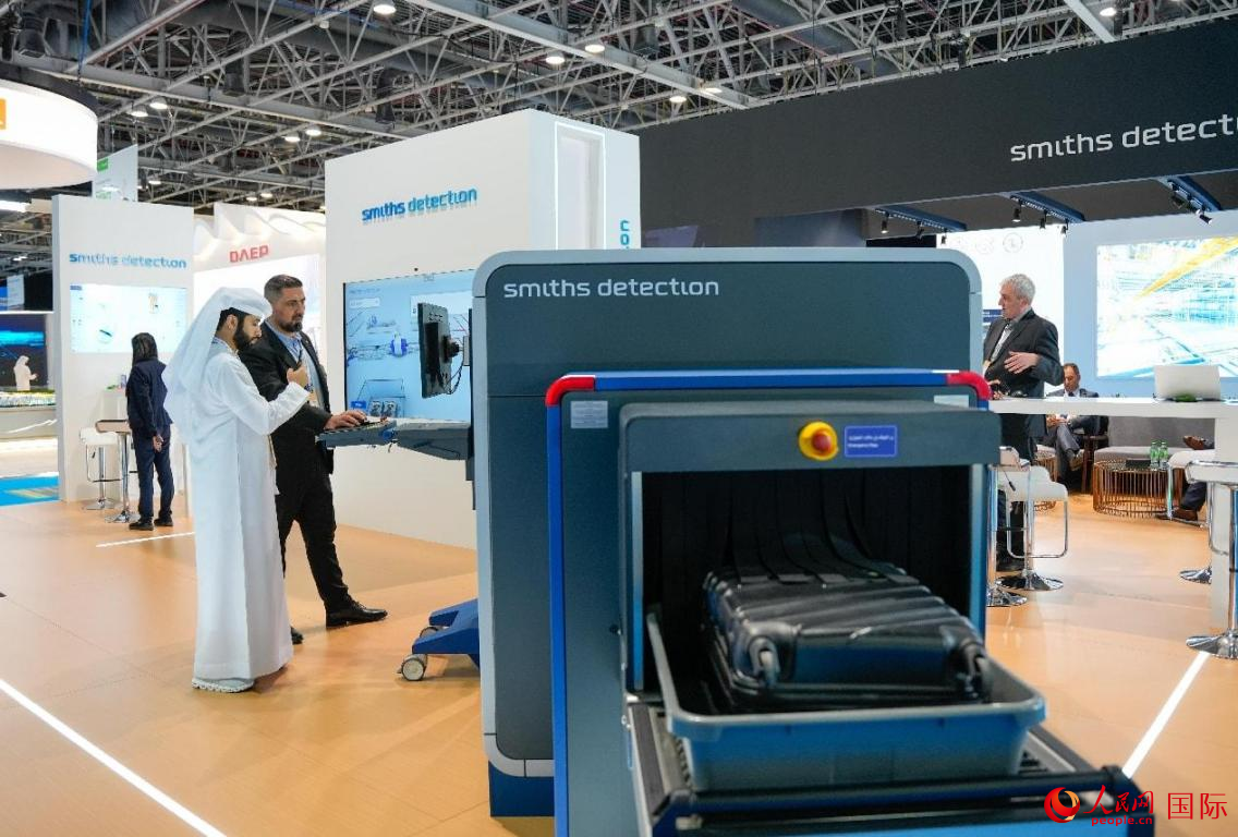 參展商體驗(yàn)安檢設(shè)施。人民網(wǎng)塔里克·易卜拉欣攝