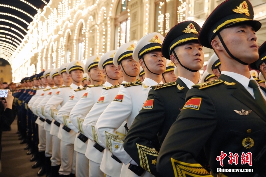 當(dāng)?shù)貢r(shí)間5月3日晚，俄羅斯首都莫斯科，俄羅斯紀(jì)念衛(wèi)國戰(zhàn)爭勝利80周年閱兵式第二次彩排，中國人民解放軍儀仗司禮大隊(duì)震撼亮相，受到華僑華人、留學(xué)生和當(dāng)?shù)孛癖姛崃覛g迎。中新社記者 田冰 攝