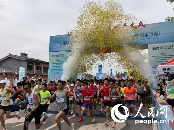 全民健身跑參賽選手沖出起點(diǎn)。人民網(wǎng)記者 楊磊攝