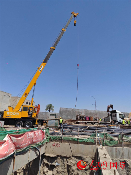 工人在進(jìn)行五號(hào)隧道施工。人民網(wǎng)記者管克江攝