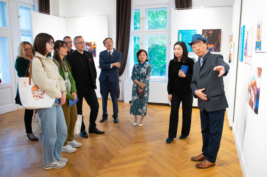 藝術(shù)家李守白現(xiàn)場導(dǎo)覽。圖片由布達(dá)佩斯中國文化中心供圖