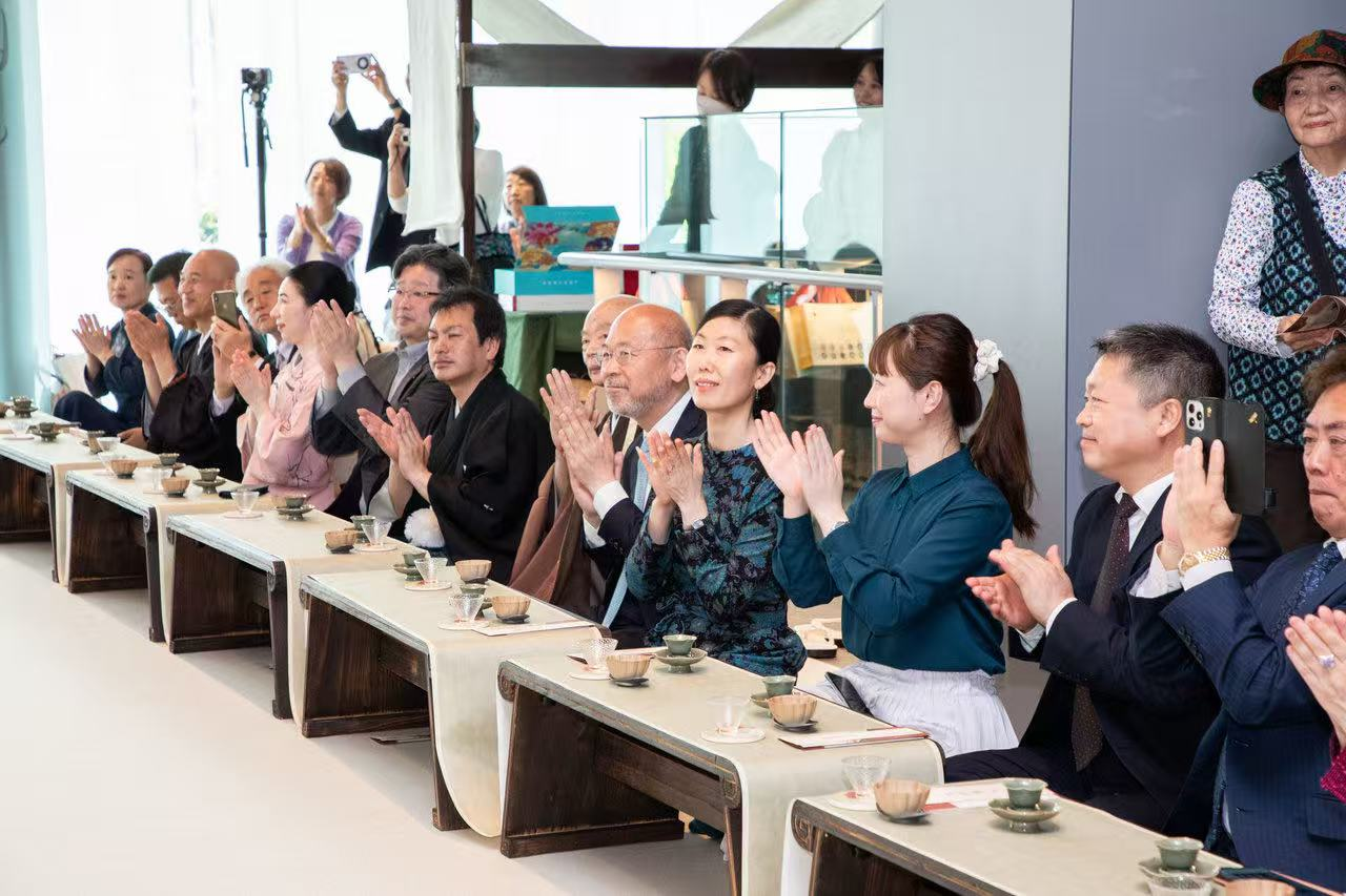 中日兩國文旅界、各茶道流派嘉賓出席開幕式。中國駐大阪旅游辦事處供圖