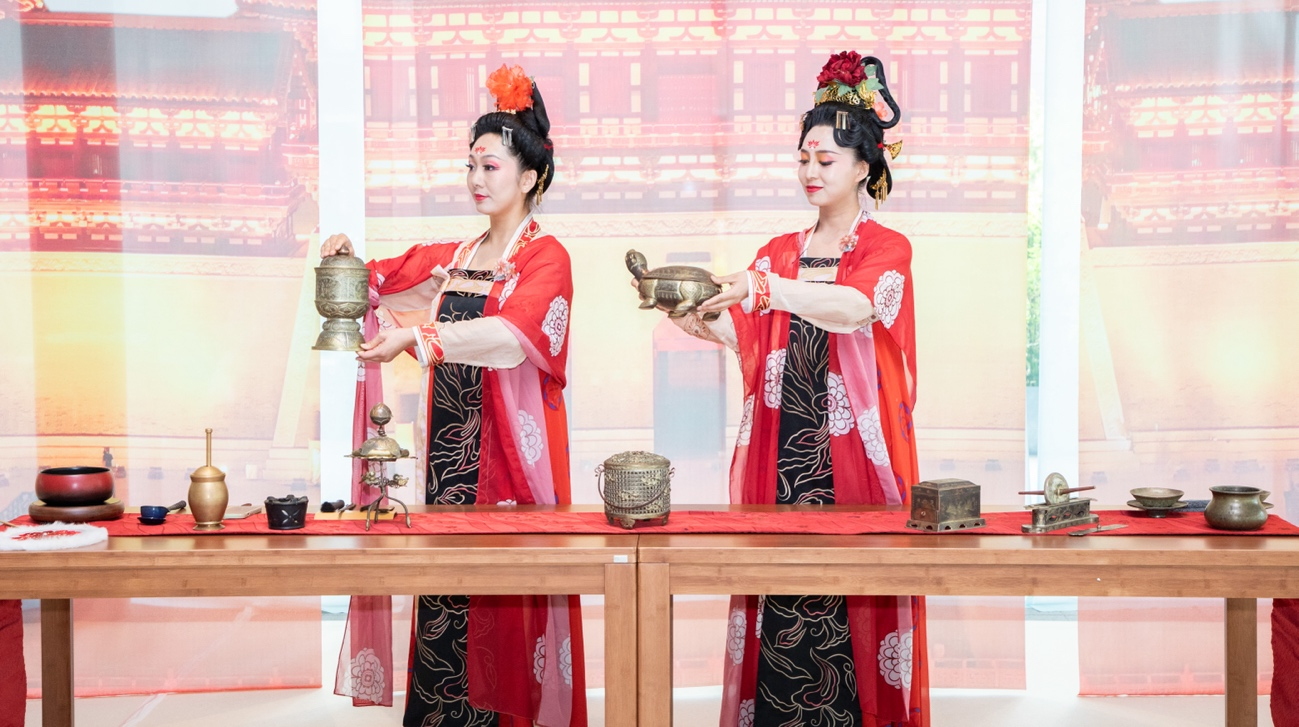 法門寺地宮出土文物一比一復(fù)刻的宮廷茶器。中國駐大阪旅游辦事處供圖