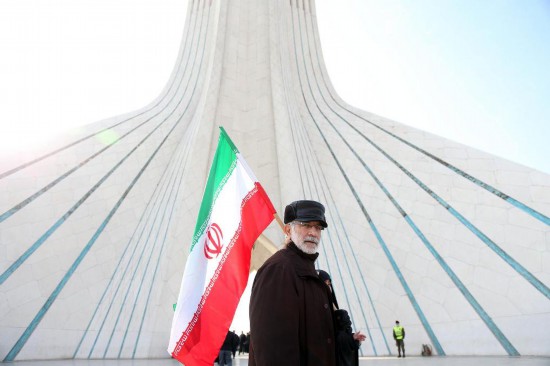 2月10日，在伊朗首都德黑蘭阿扎迪廣場，民眾參加紀念伊朗伊斯蘭革命勝利46周年集會。新華社記者沙達提攝