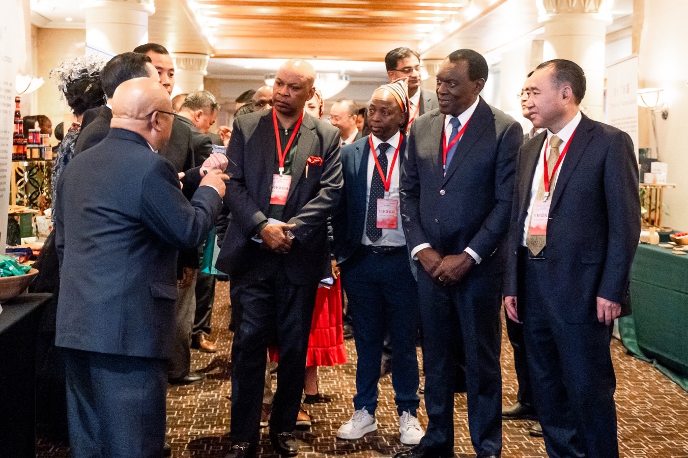 與會嘉賓走訪展臺。南非貴州商會供圖