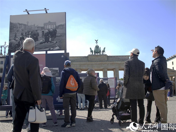 圖為勃蘭登堡門前，市民們在參觀歷史圖片展。人民網(wǎng) 肖晶攝
