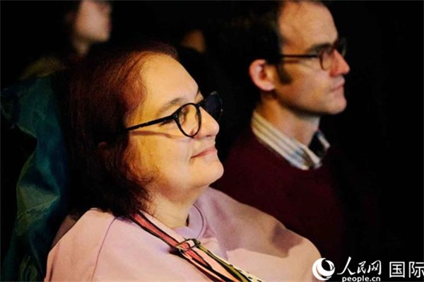 英國觀眾觀看巡展影片。楊浩鵬攝