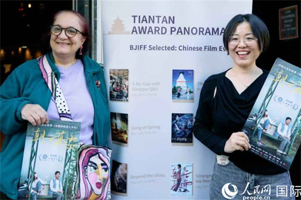 《朝云暮雨》放映前，觀眾前同主辦方互動。楊浩鵬攝