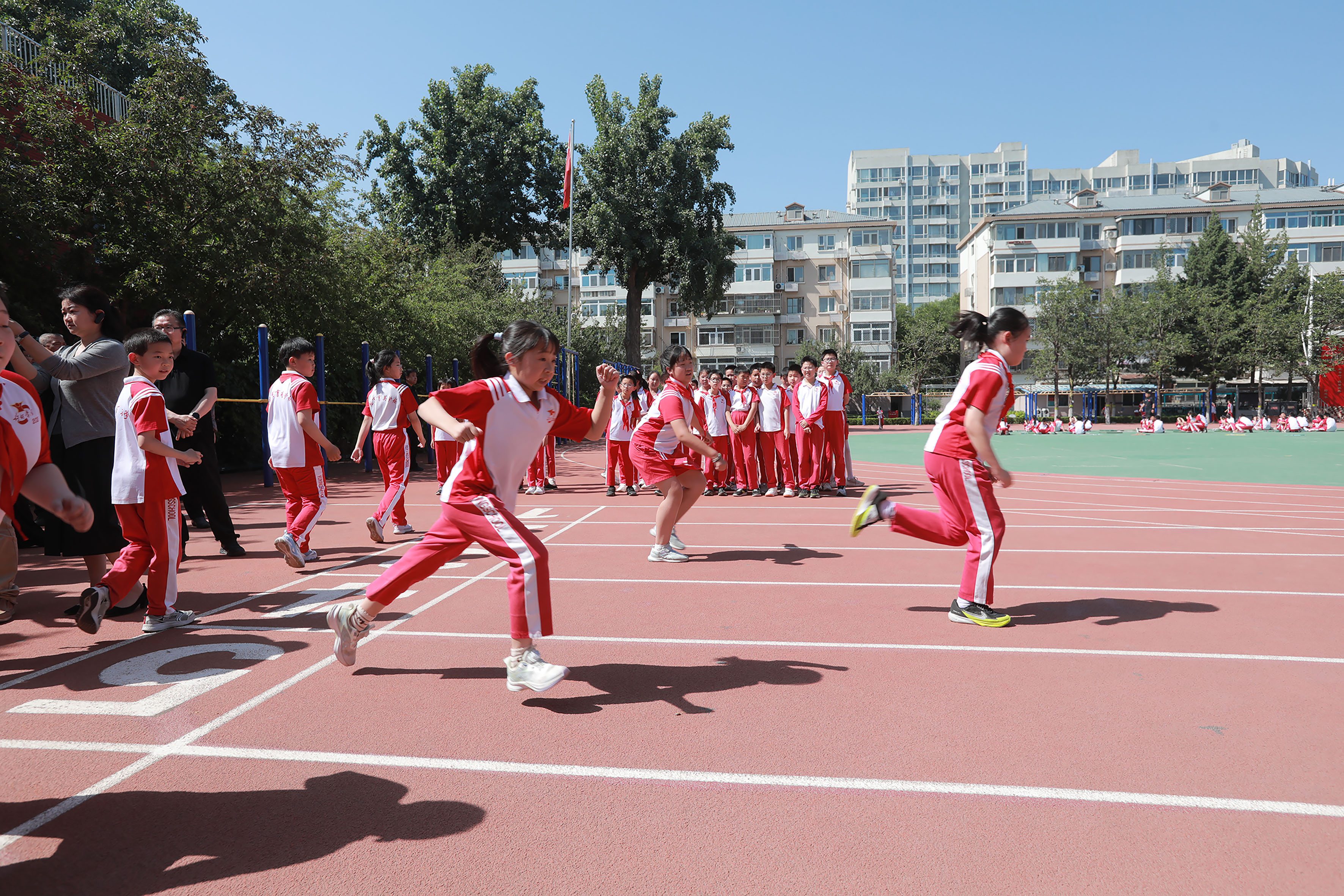 學(xué)生利用人工智能進(jìn)行50米測(cè)試。北京市教委供圖