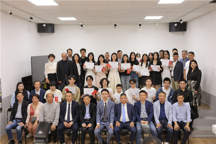 獲獎(jiǎng)?wù)吲c主辦方合影。主辦方供圖