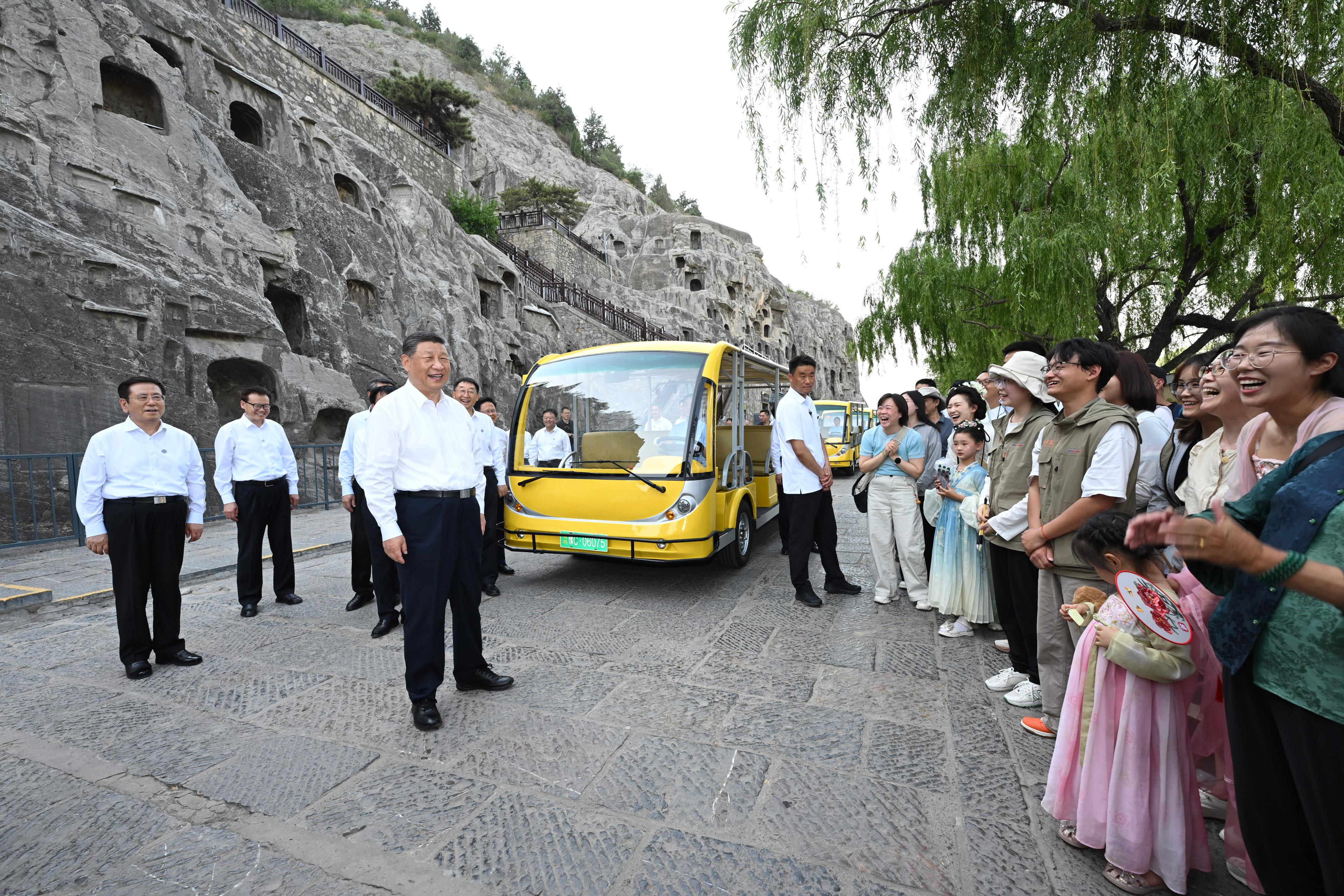2025年5月19日，習(xí)近平總書(shū)記在洛陽(yáng)龍門石窟考察時(shí)，同游客親切交流。