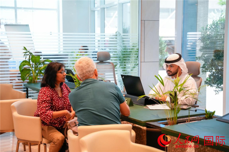 在阿治曼自由區(qū)一站式服務(wù)中心內(nèi)，工作人員為客商辦理業(yè)務(wù)。人民網(wǎng) 塔里克·易卜拉欣攝