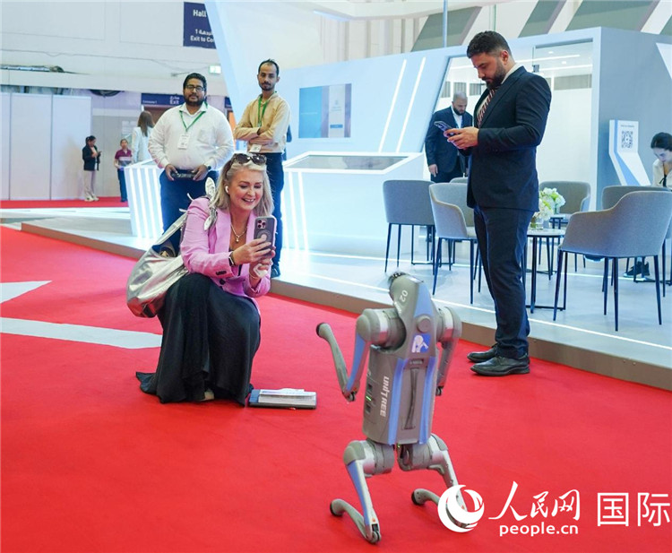 與會嘉賓被中企機器人吸引。人民網(wǎng) 塔里克·易卜拉欣攝