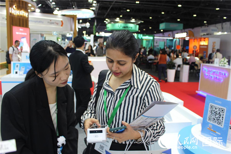 中外嘉賓交流。人民網(wǎng) 杰勒德·阿勒費爾攝