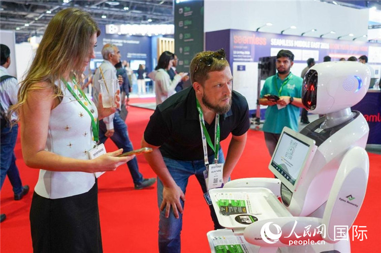 會上展示的電子支付機器人。人民網(wǎng) 塔里克·易卜拉欣攝