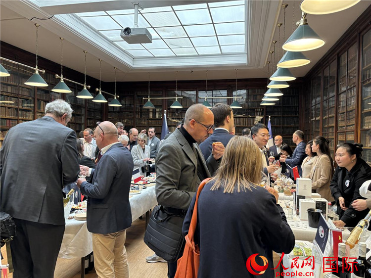 FIWA大獎賽獲獎酒及農產品2025專業(yè)展暨中國云南—法國巴黎特色商品推介會現(xiàn)場。人民網記者 于超凡攝