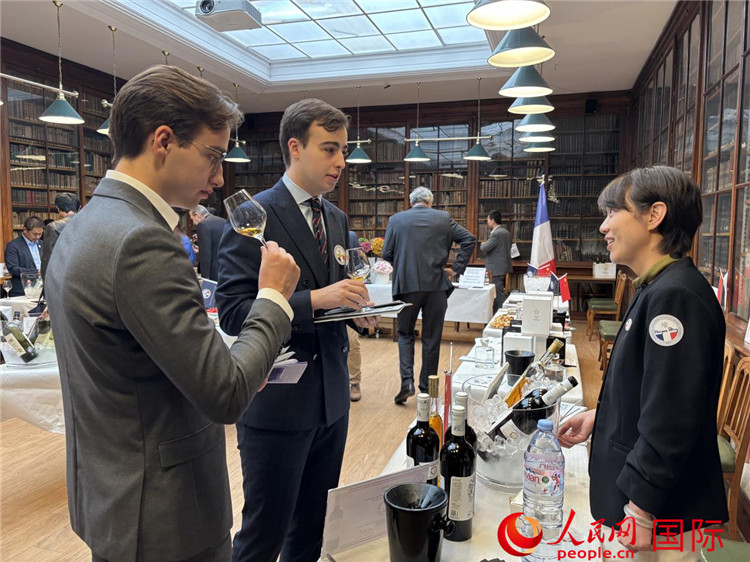 法國嘉賓與參展云南企業(yè)代表交流。人民網記者 于超凡攝