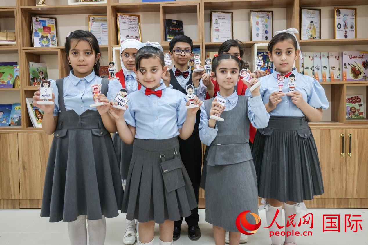 阿爾穆塔?阿里卡特國際學校的學生在圖書室上課。人民網(wǎng)記者 薛丹攝