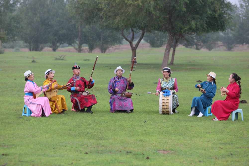 2024年7月16日，《格薩（斯）爾》史詩說唱傳承人在內(nèi)蒙古赤峰市巴林右旗戶外表演。（胡斯楞攝）