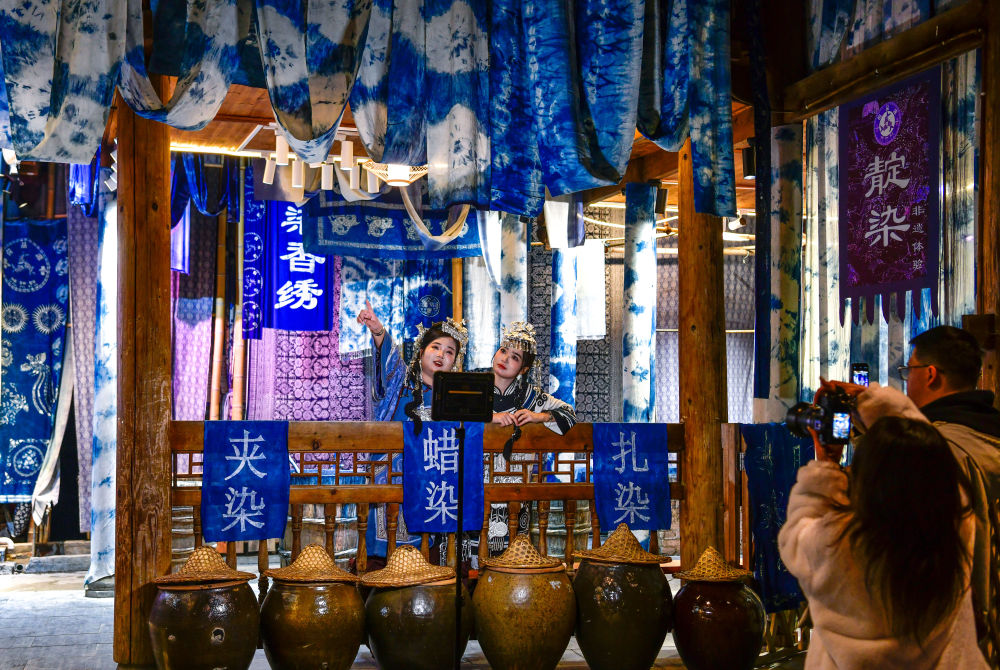 2025年3月17日，游客在貴州省黎平縣肇興侗寨里留影。新華社記者楊文斌 攝