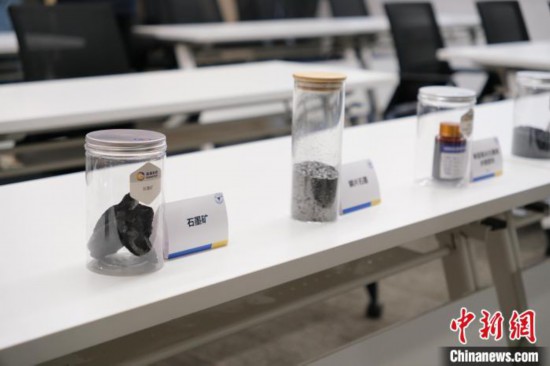 5月20日，浙大高分子科學(xué)與工程學(xué)系內(nèi)擺放著石墨礦等。 曹丹 攝