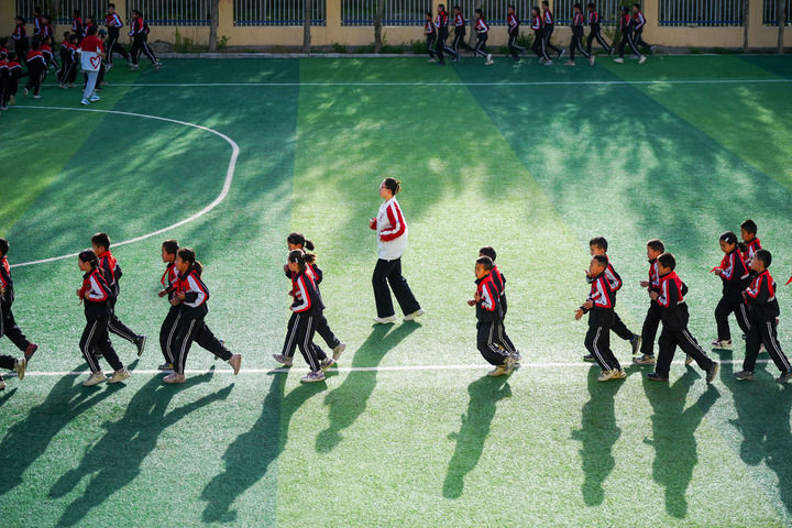 2025年4月24日，在新疆克州阿圖什市哈拉峻鄉(xiāng)謝依特小學，支教教師帶領學生晨跑。新華社記者 徐宏巖 攝