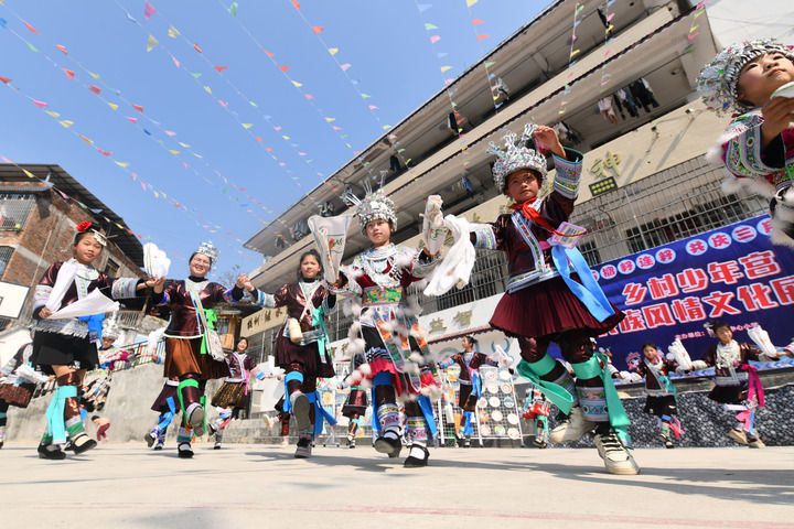 2025年3月25日，廣西柳州市融水苗族自治縣桿洞鄉(xiāng)中心小學學生在跳蘆笙踩堂舞。新華社記者 黃孝邦 攝