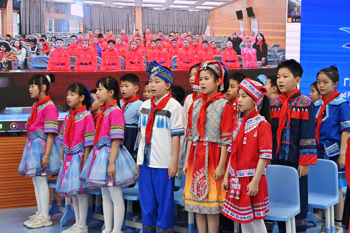 2025年3月28日，在“壯蒙一家親 共筑中國夢”手拉手主題云隊會上，廣西南寧市濱湖路小學四（1）中隊隊員通過網(wǎng)絡和內(nèi)蒙古鄂爾多斯東勝區(qū)第十二小學四（9）中隊隊員一起唱《中國少年先鋒隊隊歌》。新華社記者 周華 攝