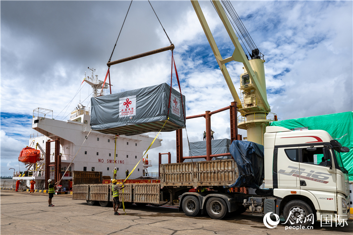 5月25日，當(dāng)?shù)毓と嗽诟劭趶呢涊喩闲遁d援緬第十五批緊急人道主義地震救災(zāi)物資。人民網(wǎng)記者謝佳君攝