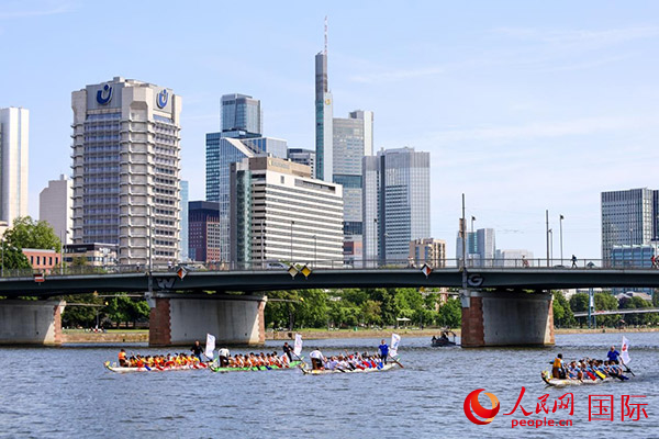 龍舟賽隊(duì)伍奮力揮槳、破浪前行。人民網(wǎng) 依琳攝