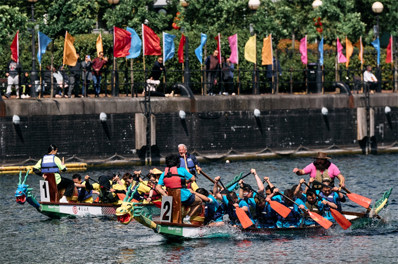 中英雙方的參賽隊伍參與龍舟競渡。楊浩鵬攝