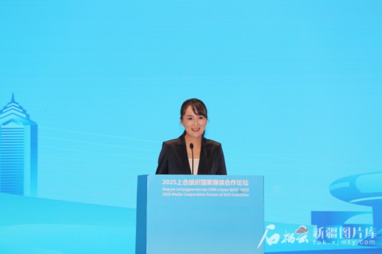 5月23日，在2025上合組織國(guó)家媒體合作論壇青年文化交流營(yíng)活動(dòng)中，人民日?qǐng)?bào)社記者阿爾達(dá)克·塔巴拉克發(fā)言。石榴云/新疆日?qǐng)?bào)記者 李雄心攝